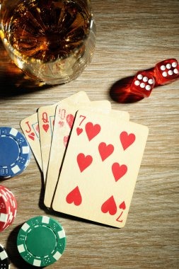 omg138 mid-tier Capsa Banting table with multiple players